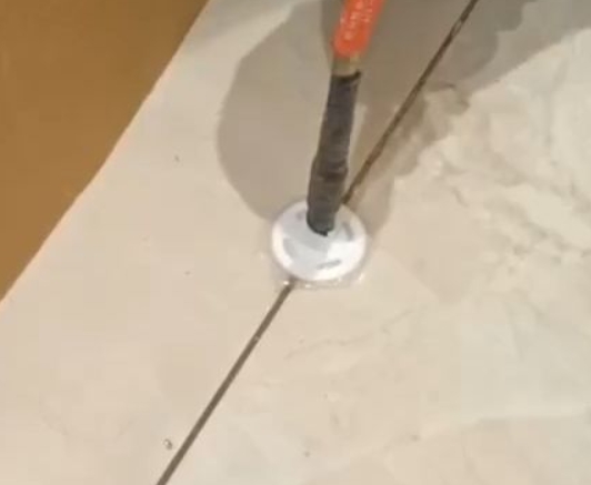 东莞瓷砖空鼓维修公司专业解答瓷砖在铺贴过程中，如果没有涂抹均匀到位的粘结材料（如水泥砂浆或瓷砖胶），可能会导致以下问题