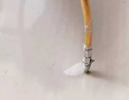 东莞瓷砖空鼓维修公司专业解答在瓷砖铺贴过程中，如果使用的砂料过粗（如全部使用了粗砂），可能会导致以下问题