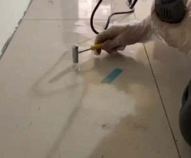 东莞瓷砖开裂维修公司专业分享瓷砖在铺贴前如果没有沥干水分，将会导致以下问题